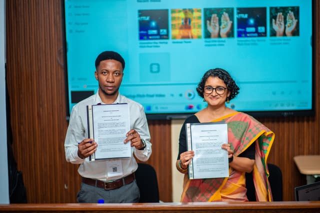 Image of signing of MOU with Tusome